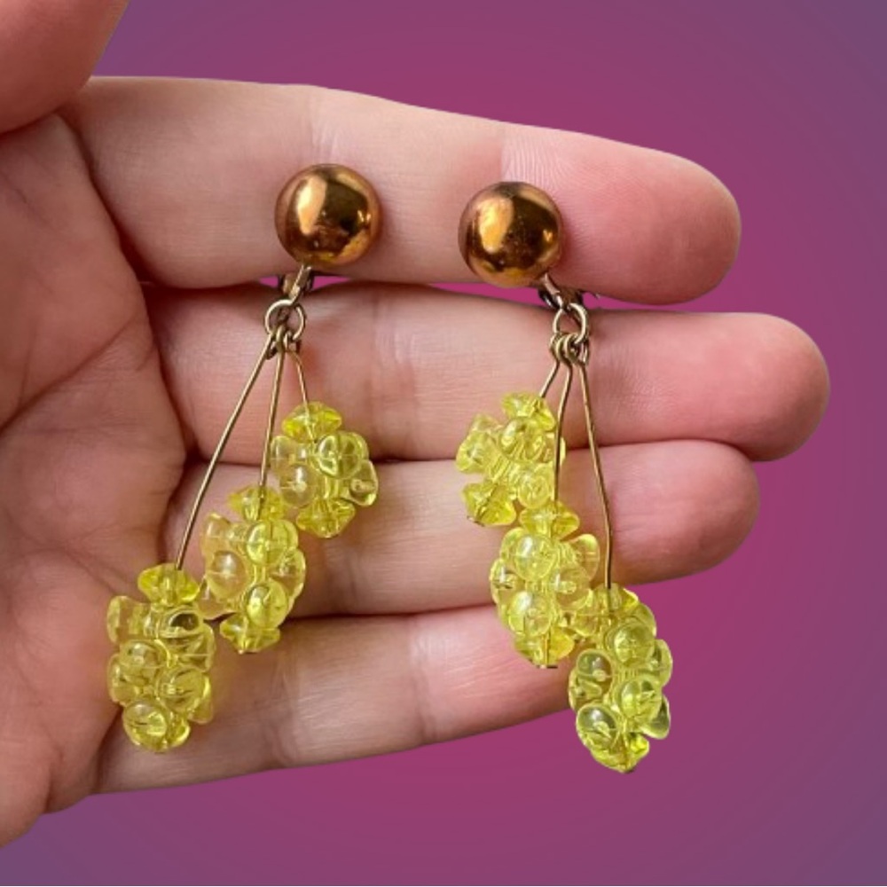 Vtg coppery metal & translucent chartreuse triple strand dangle clip earrings